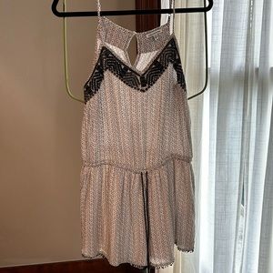 AMERICAN EAGLE ROMPER SIZE MEDIUM BLACK AND WHITE PATTERNED